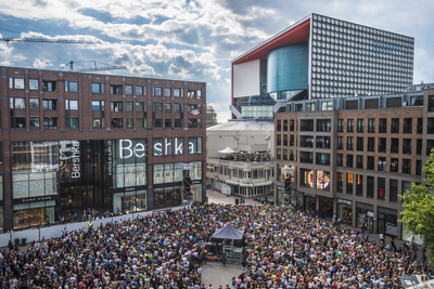 910679 Overzicht van het Vredenburgplein tijdens het verrassingsconcert van de Utrechtse band Kensington te Utrecht, ...